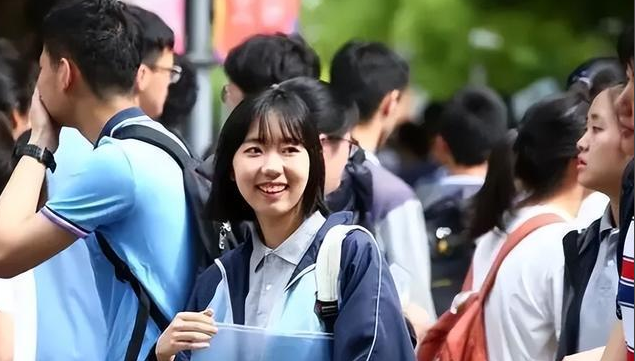 言传身教老师根据本身经历形成的共同个人魅力与鲜明教育风格