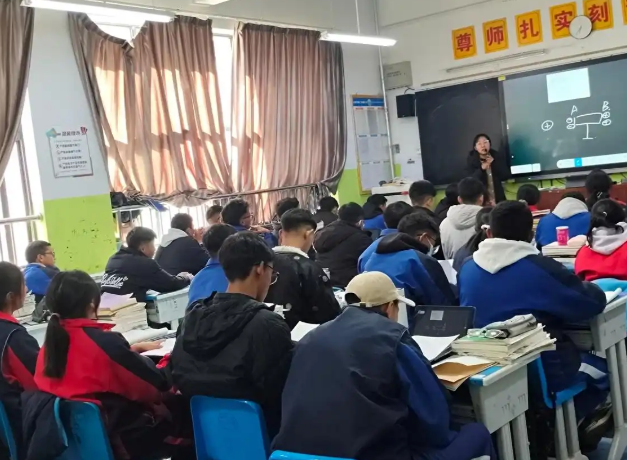 运用中平均每节课要进行4-5次的有效互动和数据反馈 运用中平均每节课要进行4-5次的有效互动和数据反馈