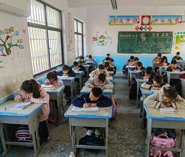 将教育定性为公共服务是对教育功能的精准定位更是对民生需求的深入回应