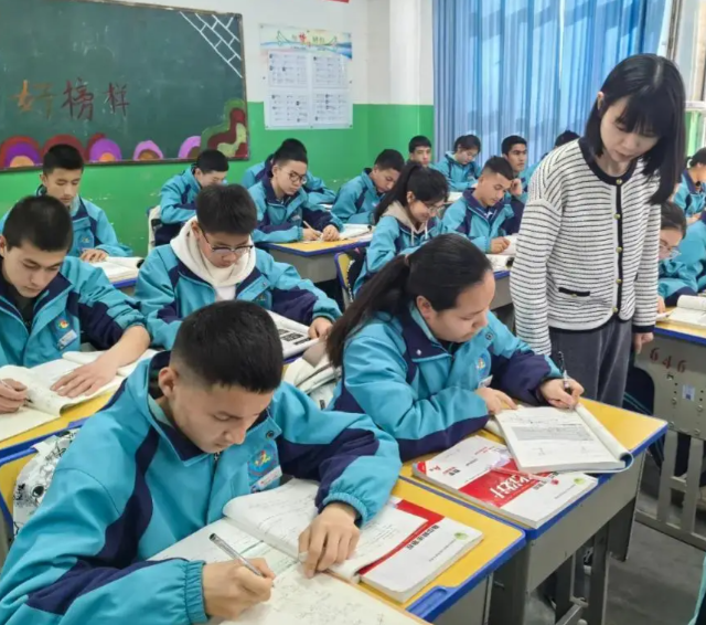 教育更深层次的命题同体认识专题教室里学生们正专心地看着屏幕