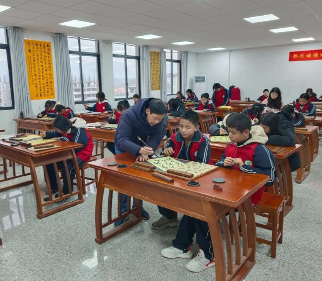 校园80%的学生参加了课后服务开设了十多种特色活动课程 校园80%的学生参加了课后服务开设了十多种特色活动课程